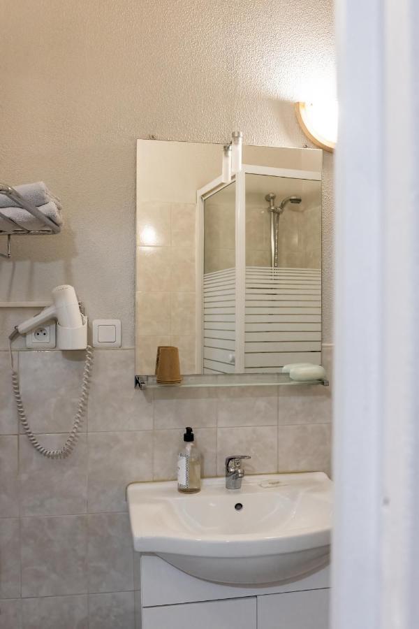 Hotel De La Gare Latresne Kültér fotó
