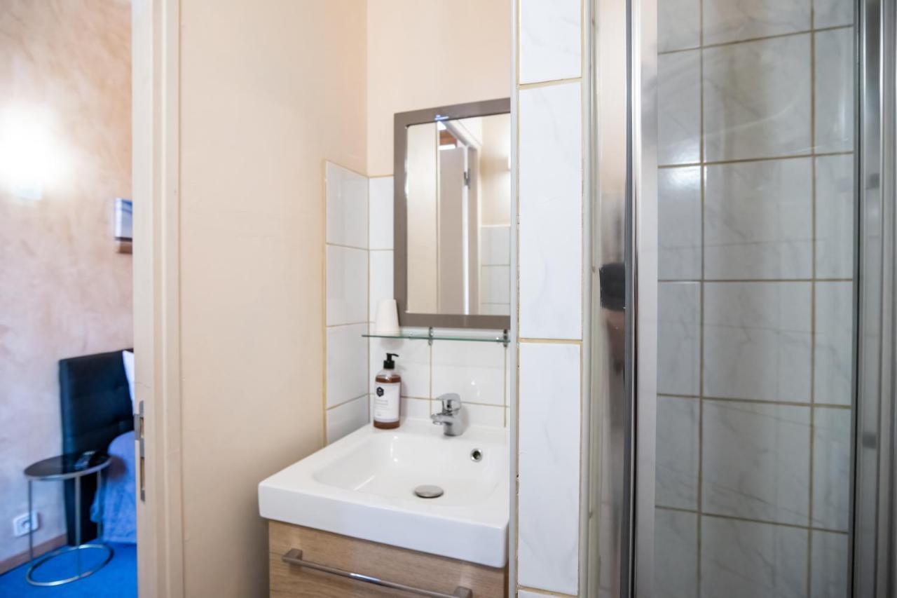 Hotel De La Gare Latresne Kültér fotó