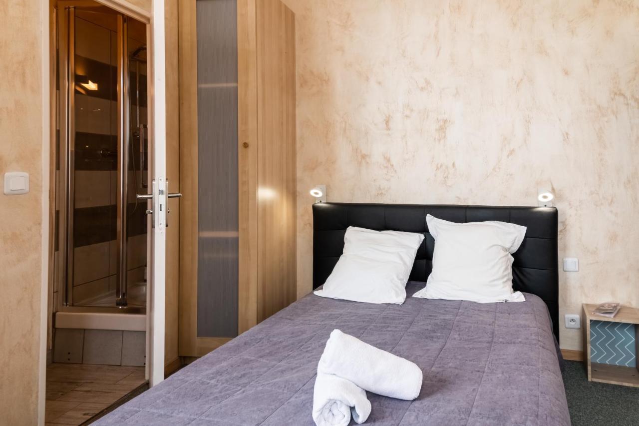 Hotel De La Gare Latresne Kültér fotó